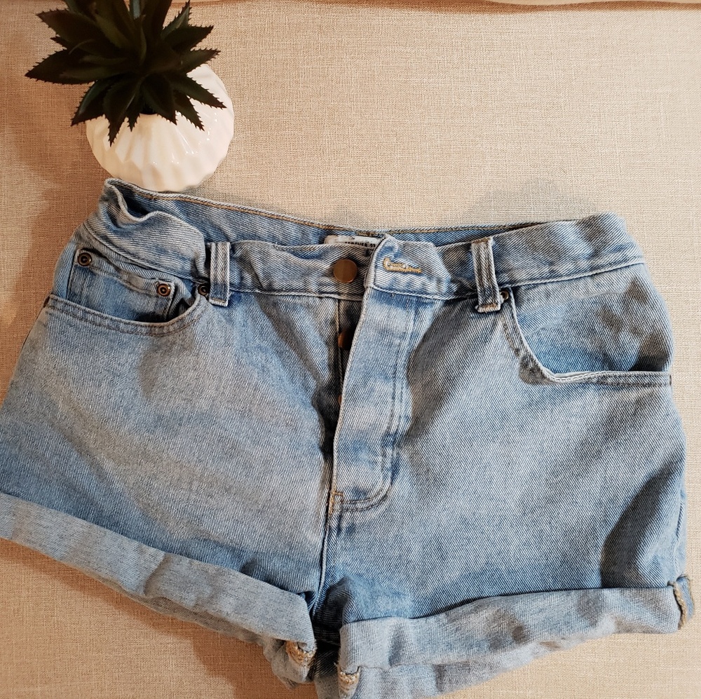FOREVER21 light wash boyfriend denim shorts